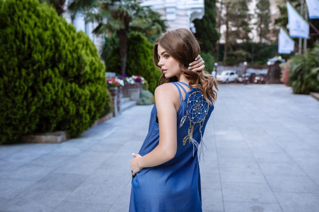 How to Accessorize a Navy Blue Dress for a Wedding with Style